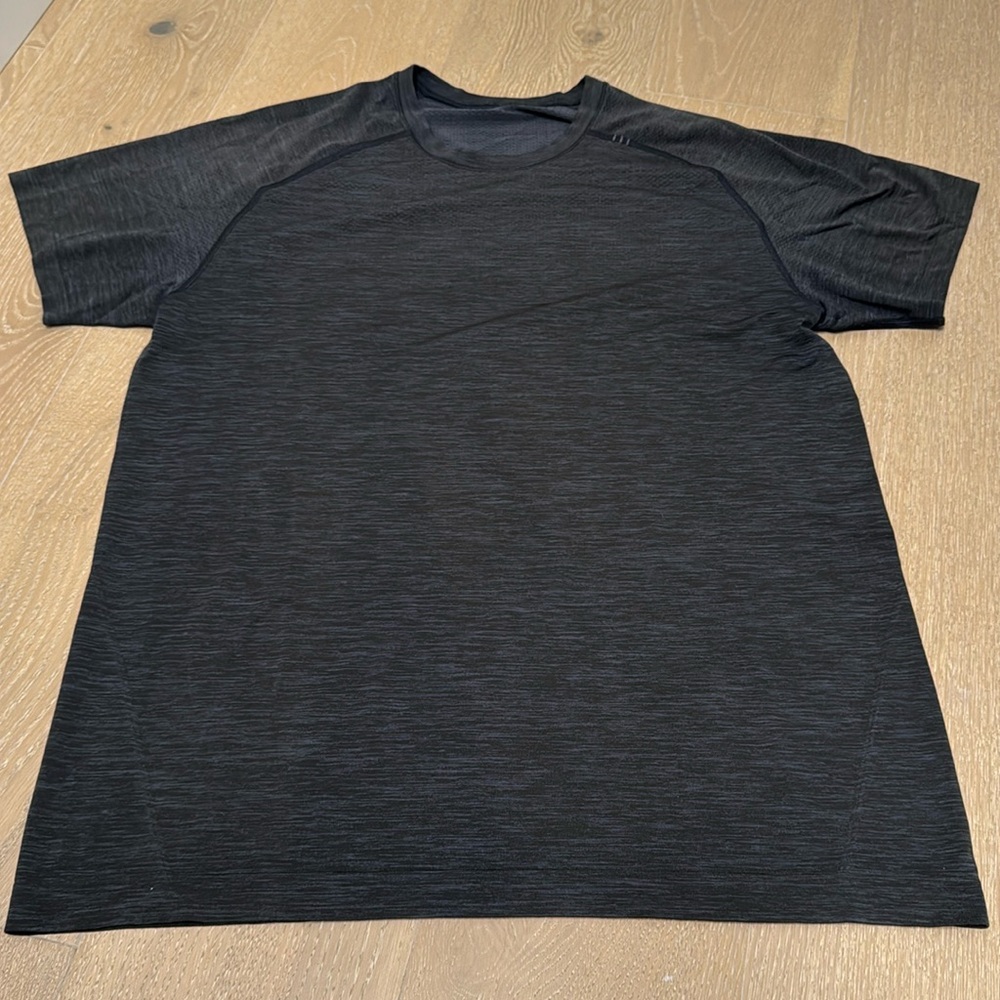 Lululemon metal tech vet short sleeve shirt size large